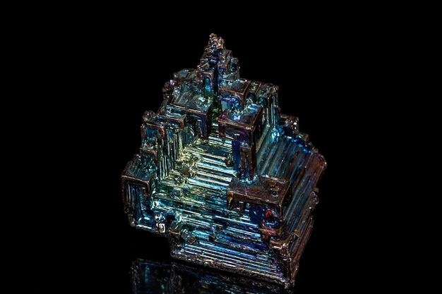 Macro de la pierre minérale de bismuth sur fond noir