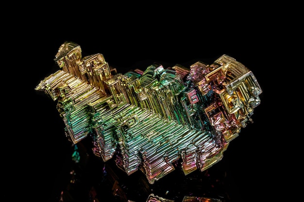 Macro de la pierre minérale de bismuth sur fond noir