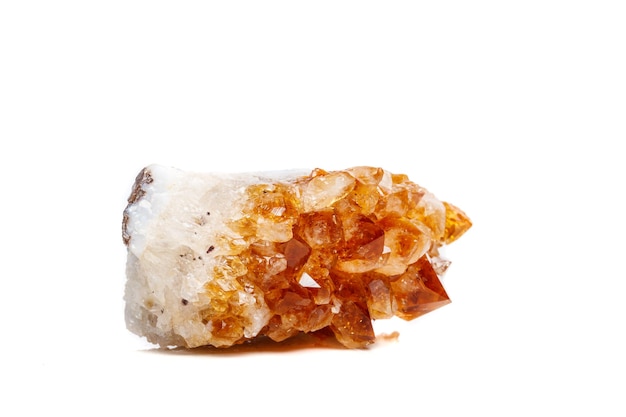 Macro pierre minérale Citrine dans la roche en cristaux sur fond blanc