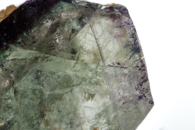 Macro d'une pierre minérale Fluorite sur fond blanc