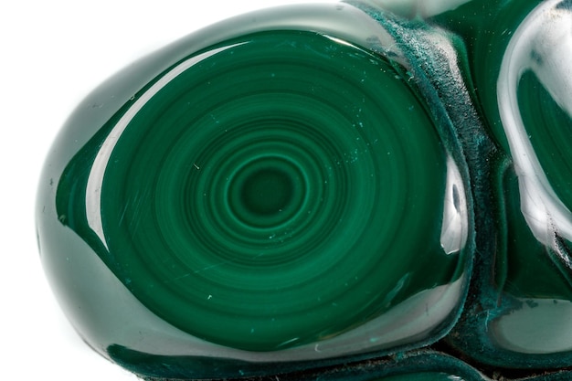 Photo macro pierre minérale malachite sur fond blanc