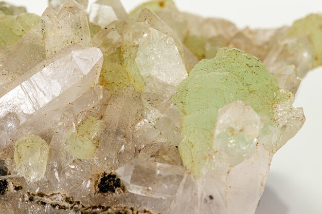 Macro pierre minérale Prehnite Babingtonite sur fond blanc