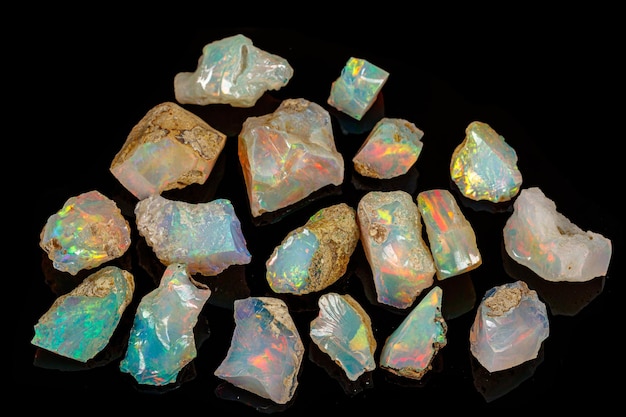 Macro pierre minérale rare et belles opales sur fond noir