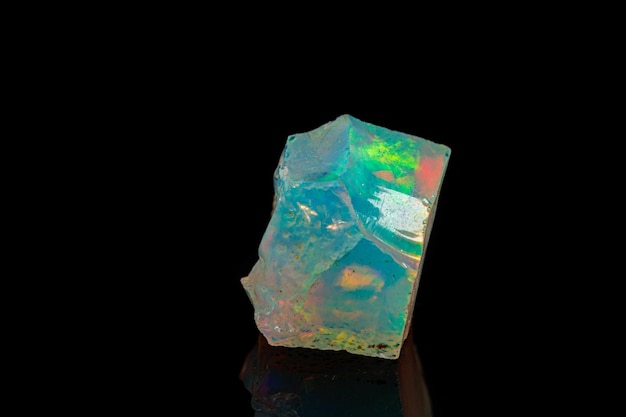 Macro pierre minérale rare et belles opales sur fond noir