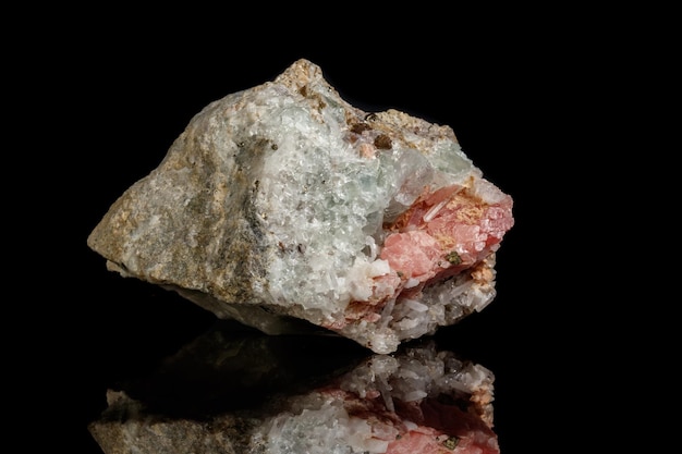 Macro de la pierre minérale Rhodochrosite avec fluorite sur fond noir