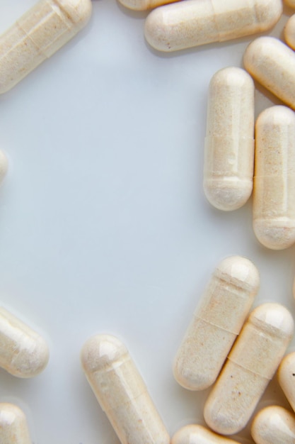 Macro à plat Pilules de capsule beiges blanches, comprimés, vue de dessus, gros plan de fond de texture concept de l'industrie pharmaceutique, espace de copie.