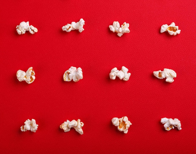 Macro de pop-corn sur fond rouge