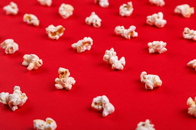 Macro de pop-corn sur fond rouge