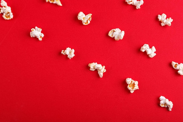 Macro de pop-corn sur fond rouge