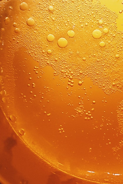 Un macro shot de bière dans un verre