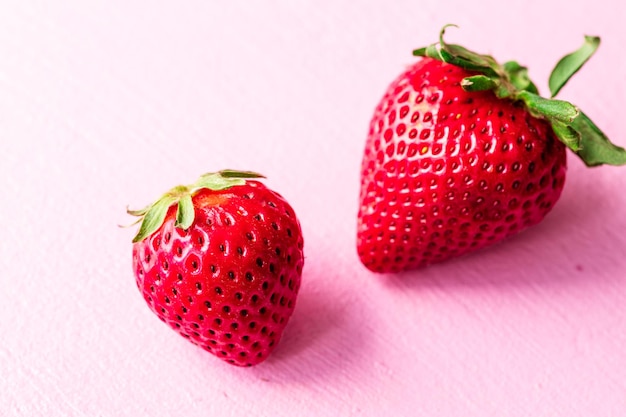 Macrophotographie de fraises les baies de fraises rouges mûres sont grandes