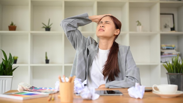 Mad Angry graphiste ou femme d'affaires asiatique avec un papier froissé