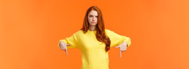 Photo mad petite amie rousse mignonne insatisfaite gingembre fille en pull jaune fronçant déçu et angr