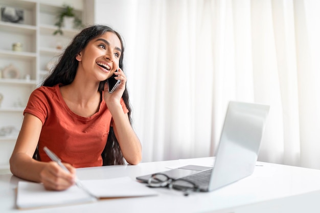 Madame entrepreneur indépendante a un appel téléphonique au bureau à domicile