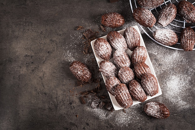 Madeleines au chocolat maison sur table noire