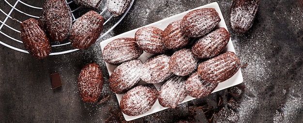 Madeleines au chocolat maison sur table sombre