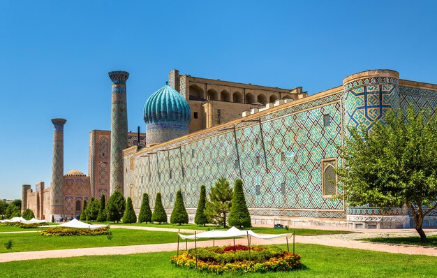 La madrassa Sher Dor sur la place Registan à Samarkand en Ouzbékistan