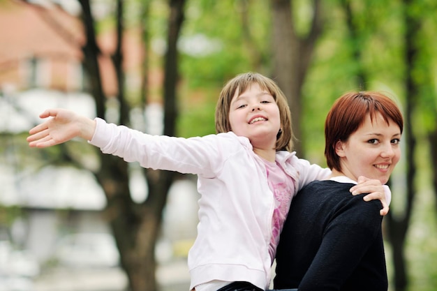 madre e hija disfrutando al aire libre y jugando