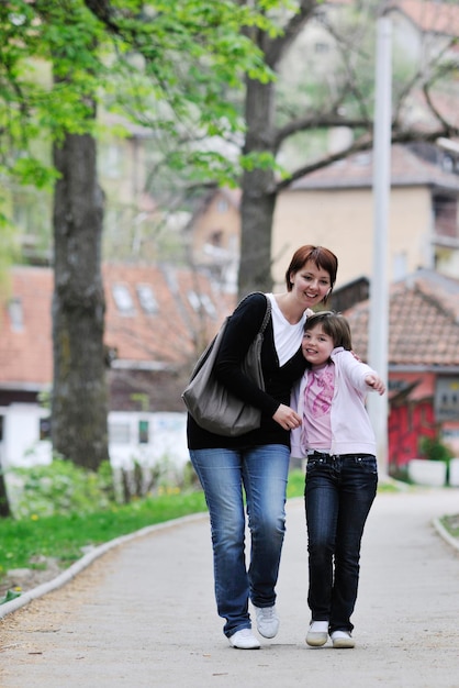 madre e hija disfrutando al aire libre y posando