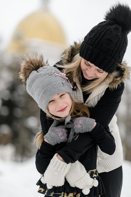 Madre e hija en la nieve 1