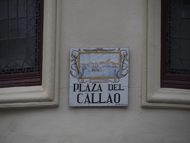 MADRID, ESPAGNE - 14 DÉCEMBRE 2022 : le nom de la plaza del callao s'affiche à Madrid, capitale de l'Espagne réputée pour ses riches dépôts d'art européen.