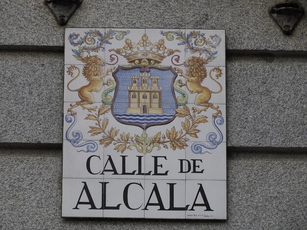 MADRID, ESPAGNE - 14 DÉCEMBRE 2022 : nom de rue calle de alcala à Madrid, capitale de l'Espagne réputée pour ses riches dépôts d'art européen.