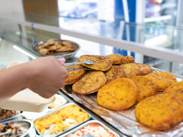 Magasin d'alimentation, servant une omelette espagnole aux pommes de terre