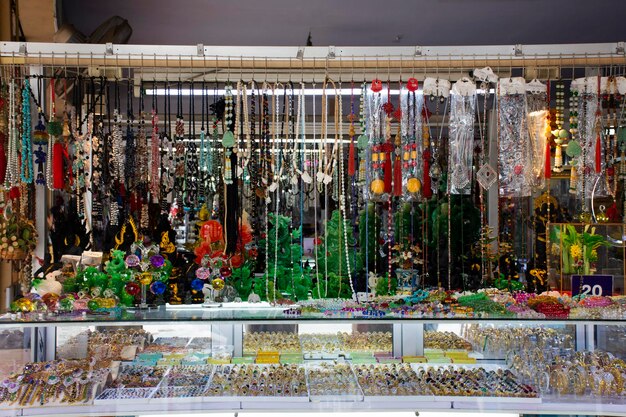 Magasin de bijoux local à vendre des décorations artisanales et des accessoires de perles de pierre de bracelet faits à la main et du jade d'ornement aux thaïlandais que les voyageurs étrangers visitent au marché artisanal de Kanchanaburi en Thaïlande