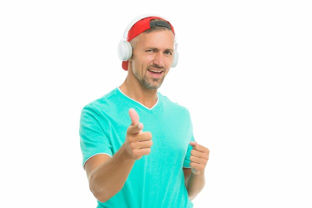 Magasin d'électronique Guy en casquette écouter de la musique casque stéréo Bonne humeur Casque sans fil moderne Concept de son parfait Musique de danse électronique Musique instrumentale Casque homme fond blanc