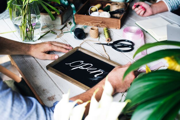 Magasin de fleurs artisanales ouvert au service