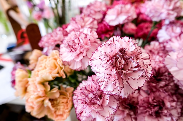 Magasin De Fleurs Avec De Belles Fleurs De Vacances. Fleurs Dans Un Vase Pour La Décoration Et Le Bouquet.