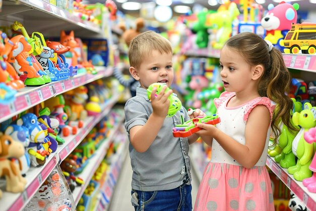 Un magasin de jouets animé avec des expositions colorées, des jouets interactifs et des enfants qui choisissent avec enthousiasme des jouets.