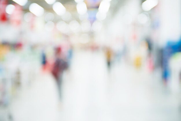 Magasin de marché et intérieur de supermarché avec des clients comme arrière-plan flou du magasin