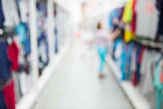 Magasin de marché et intérieur de supermarché dans la section des vêtements comme arrière-plan flou du magasin