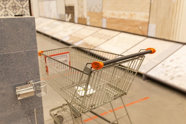 Magasin de matériaux de construction Un panier vide sur le fond des étagères du magasin