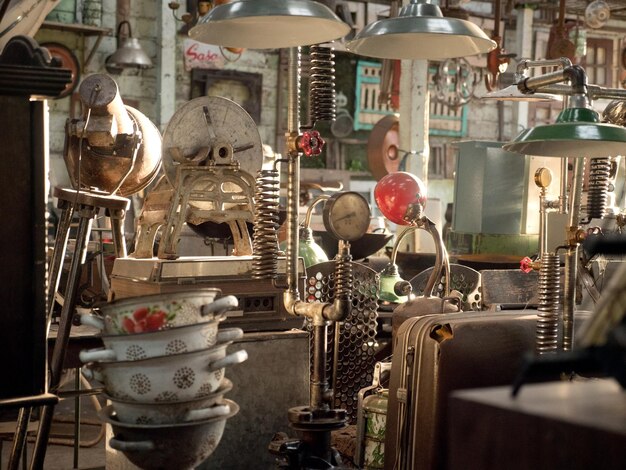 Photo un magasin de rue d'antiquités avec de vieux objets vintage à bali