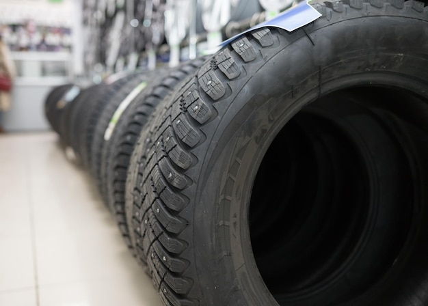 Un magasin de voitures neuf roues propres avec pneus cloutés vue latérale