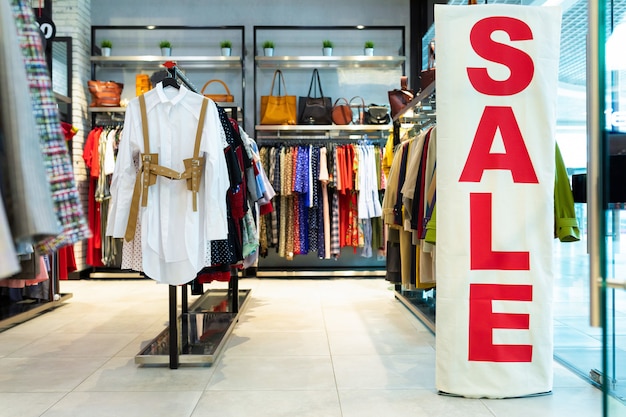 Magasinez avec des vêtements et des accessoires pour femmes avec un signe de vente géant