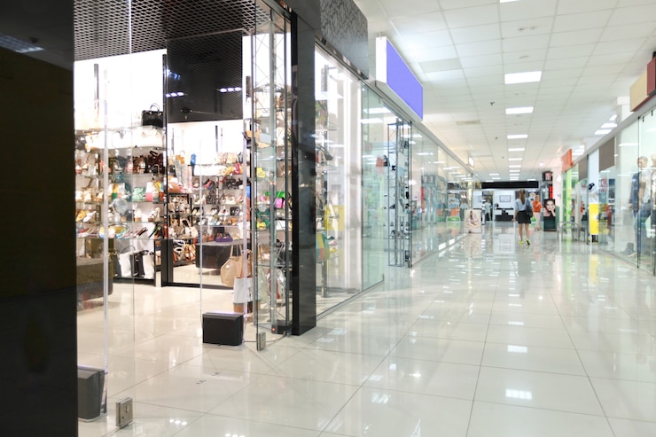 Photo magasins au grand centre commercial moderne illuminé par le fond clair