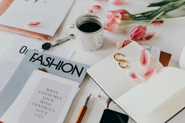 Photo magazine de mode avec café et fleurs