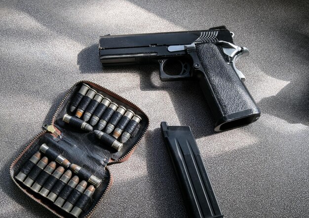 Magazine modèle de pistolet avec des balles dans le sac