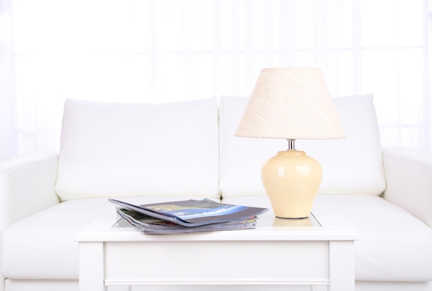 Magazines et lampe sur table basse dans la chambre