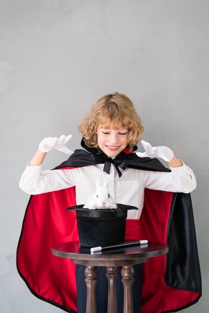 Magicien enfant avec lapin mignon.