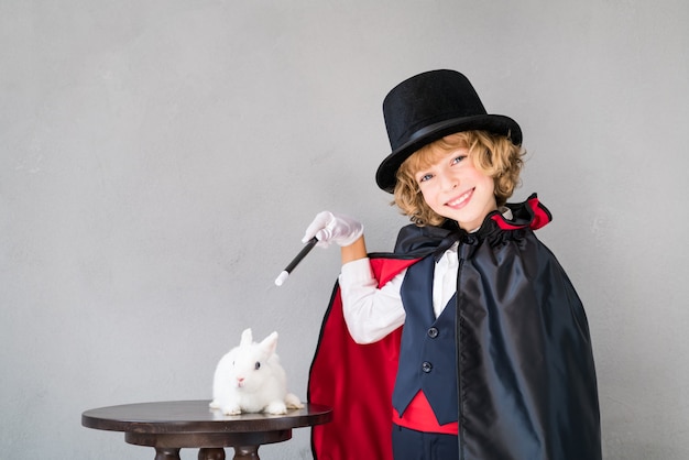 Magicien enfant avec lapin mignon.