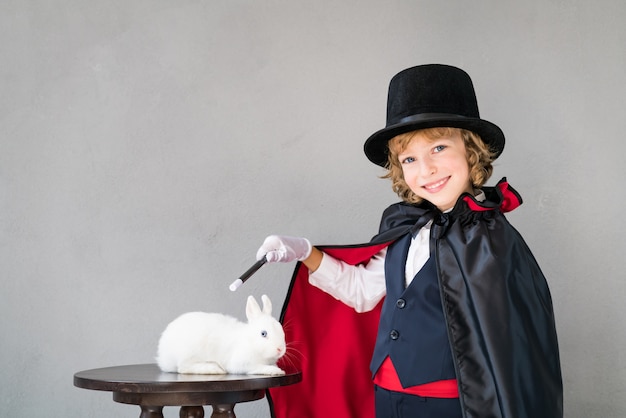 Magicien enfant avec lapin mignon.