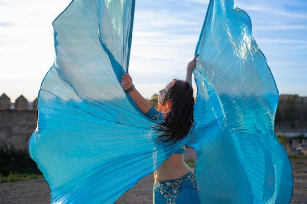 Magie ailée au coucher du soleil Performance d39une danseuse orientale