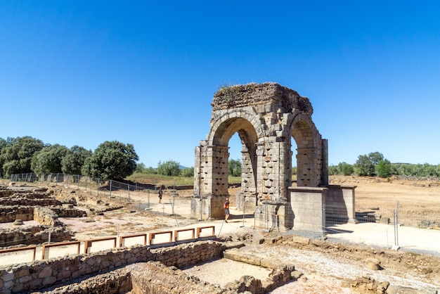 La magnifique arche à quatre fronts de la ville romaine de Caparra Caceres Espagne