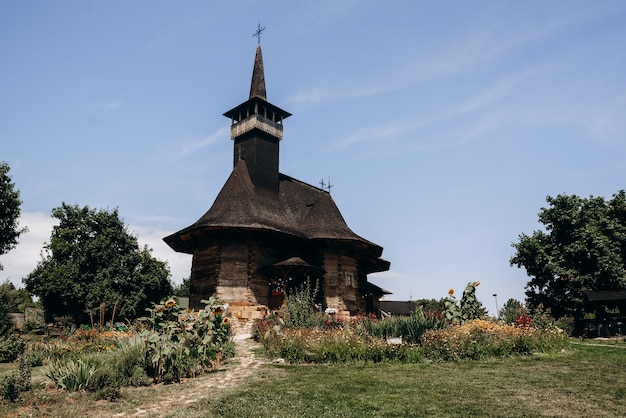 Magnifique architecture d'une vieille église en bois à Chisinau