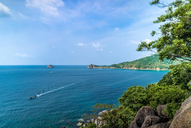 La magnifique baie des requins sur l'île de Koh Tao