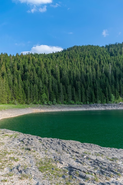 Le magnifique Black Lake est situé dans le parc national de Durmitor au nord du Monténégro